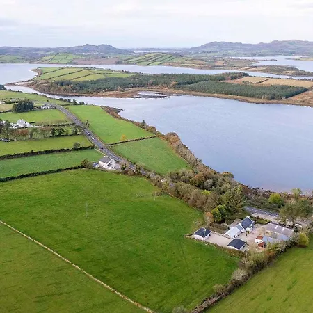 Traditional With Private Hot Tub In The Heart Of Donegal