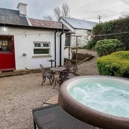 別荘 Traditional With Private Hot Tub In The Heart Of Donegal *
