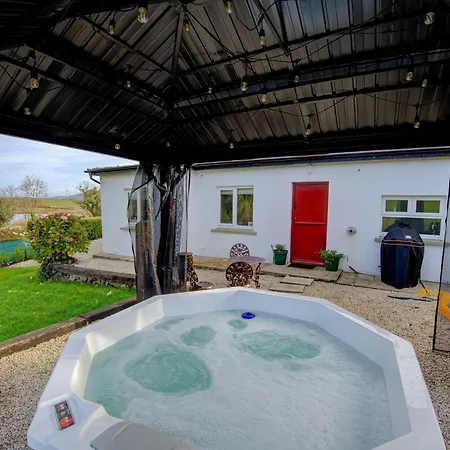 Сasa de vacaciones Traditional With Private Hot Tub In The Heart Of Donegal