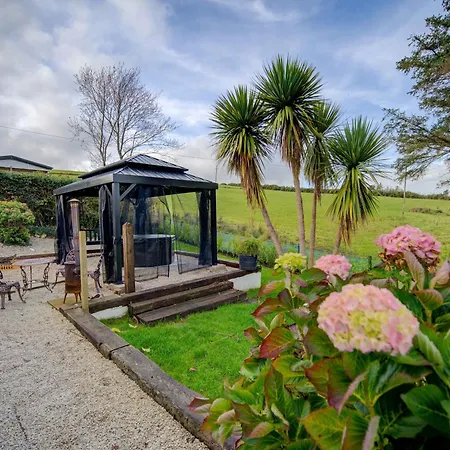 Сasa de vacaciones Traditional With Private Hot Tub In The Heart Of Donegal *
