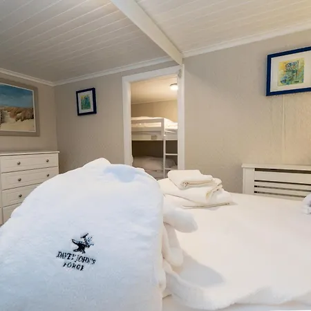 Сasa de vacaciones Traditional With Private Hot Tub In The Heart Of Donegal *