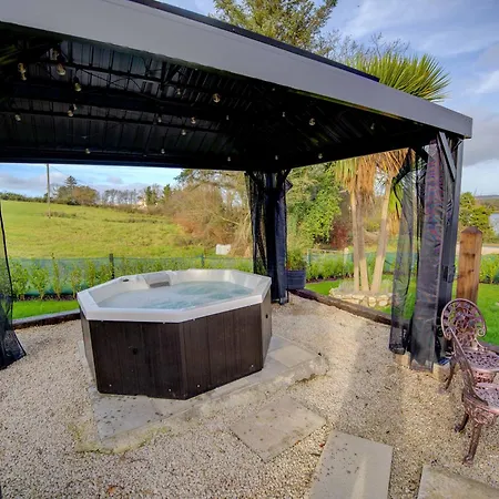 Traditional With Private Hot Tub In The Heart Of Donegal Сasa de vacaciones *