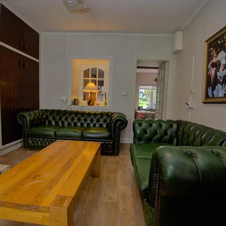 Сasa de vacaciones Traditional With Private Hot Tub In The Heart Of Donegal *
