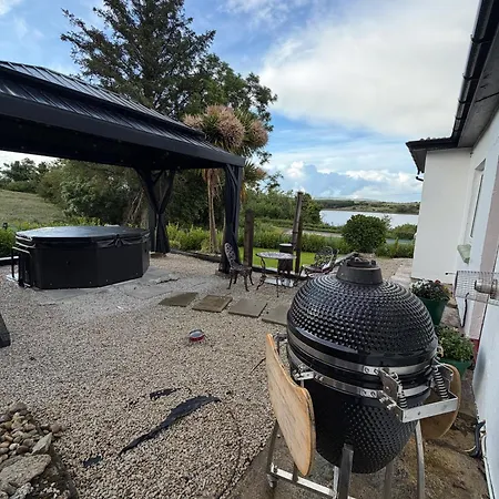 Traditional With Private Hot Tub In The Heart Of Donegal Casa vacanze *